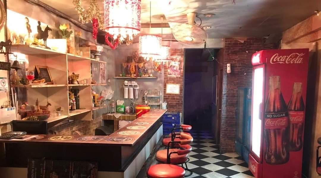 ภาพถ่ายแสดงการตกแต่งภายนอก ภายใน พนักงาน และบรรยากาศของร้านเม้าท คลับ Mouth Club