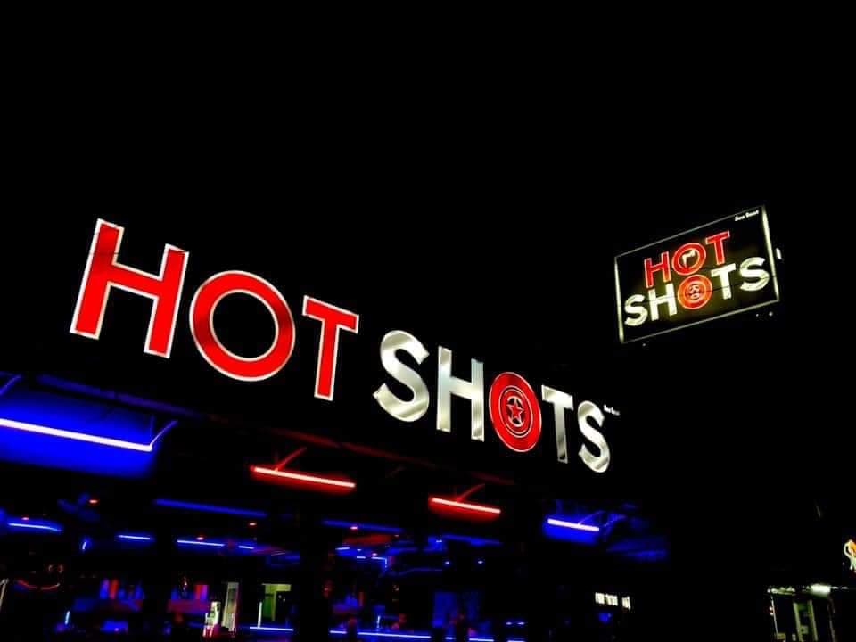 ภาพถ่ายแสดงการตกแต่งภายนอก ภายใน พนักงาน และบรรยากาศของHOT SHOTS soi6