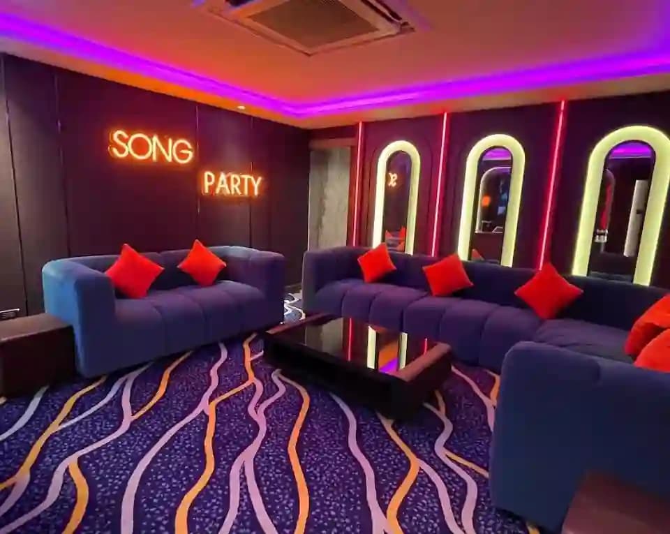 ภาพถ่ายแสดงการตกแต่งภายนอก ภายใน พนักงาน และบรรยากาศของClubhouse Exclusive club&spa