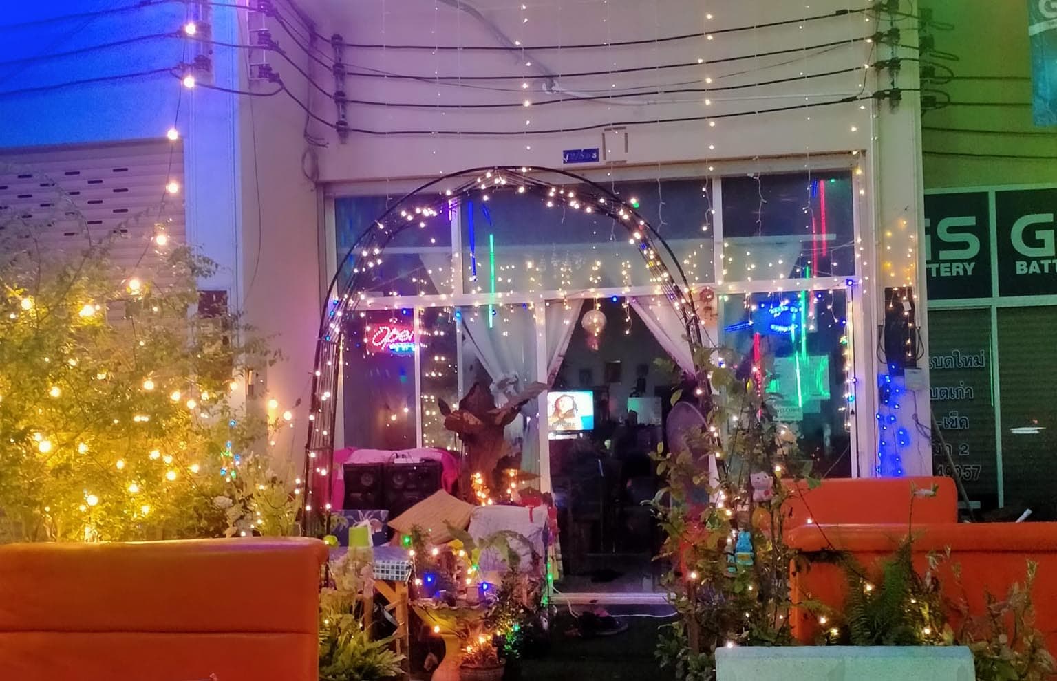 ภาพถ่ายแสดงการตกแต่งภายนอก ภายใน พนักงาน และบรรยากาศของร้านนัดพบคาราโอเกะ No.0