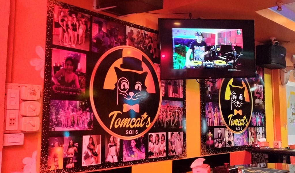 ภาพถ่ายแสดงการตกแต่งภายนอก ภายใน พนักงาน และบรรยากาศของTomcat's bar soi 6 No.0
