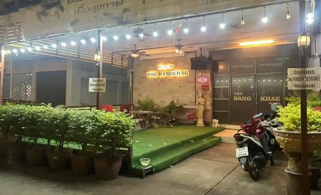ภาพถ่ายแสดงการตกแต่งภายนอก ภายใน พนักงาน และบรรยากาศของThe Bangkhae