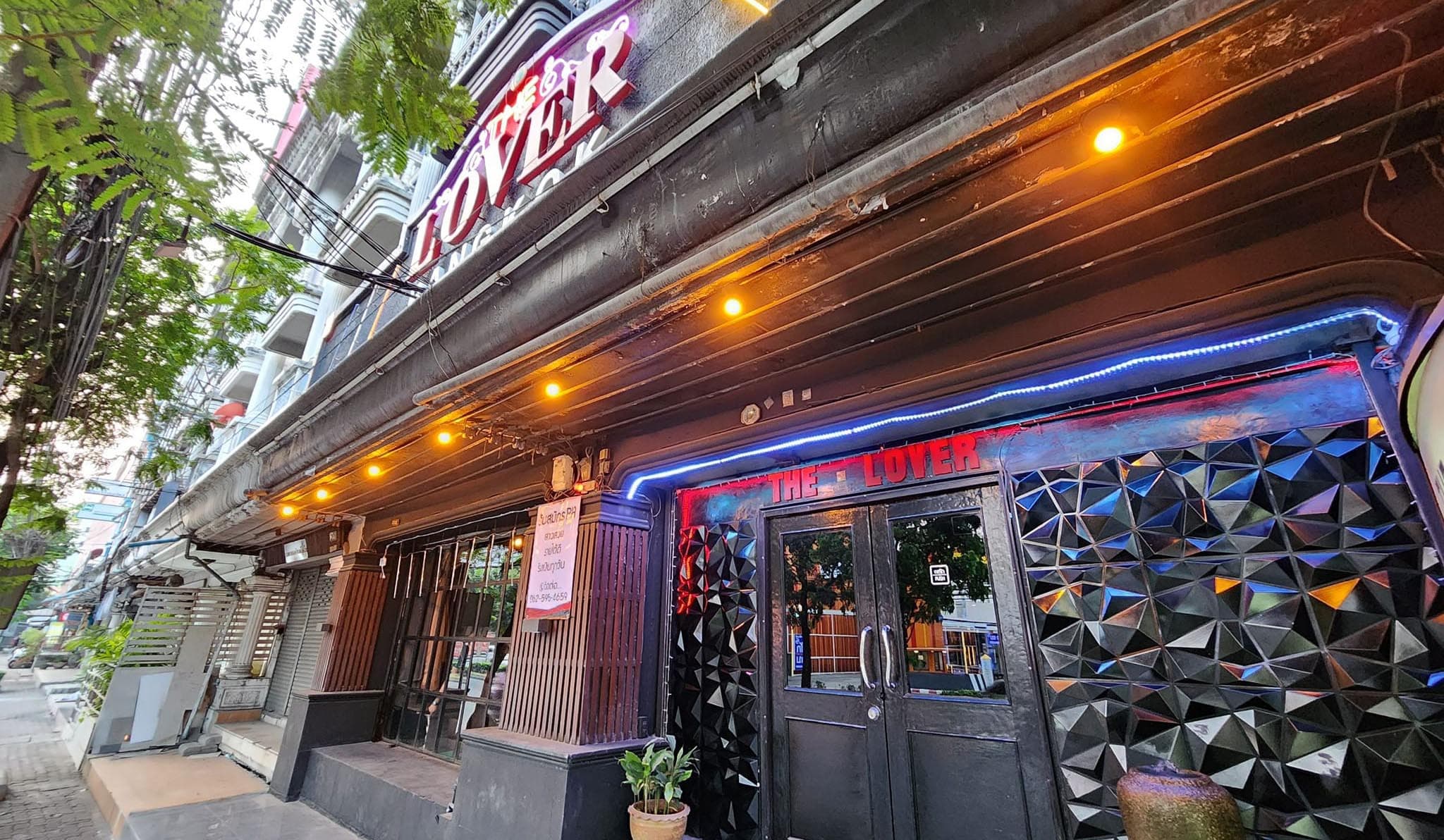 ภาพถ่ายแสดงการตกแต่งภายนอก ภายใน พนักงาน และบรรยากาศของThe Lover Bangkok