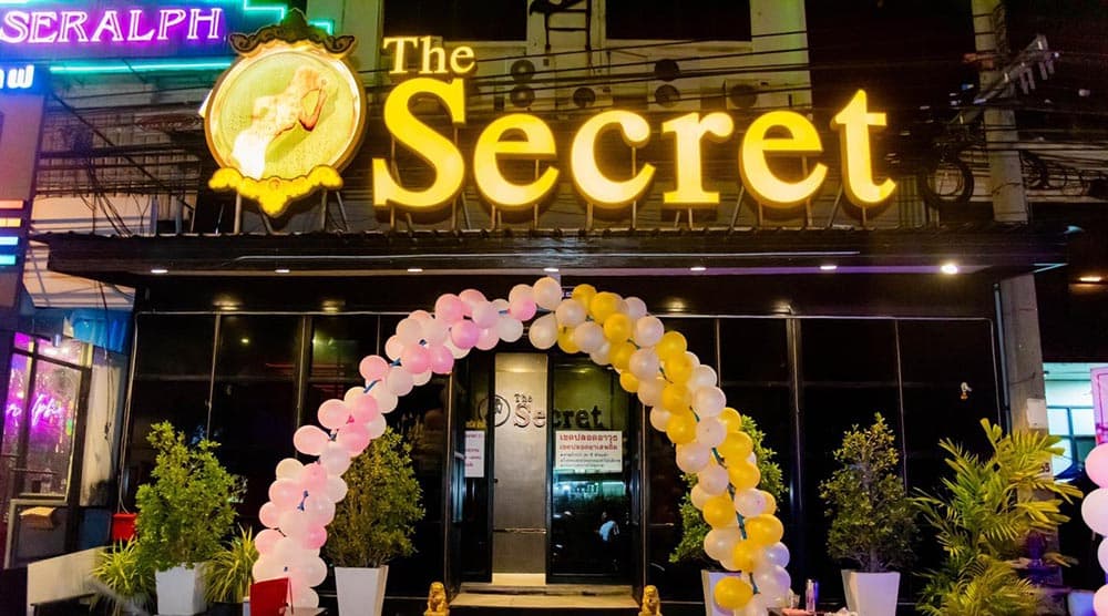 ภาพถ่ายแสดงการตกแต่งภายนอก ภายใน พนักงาน และบรรยากาศของร้าน The secret