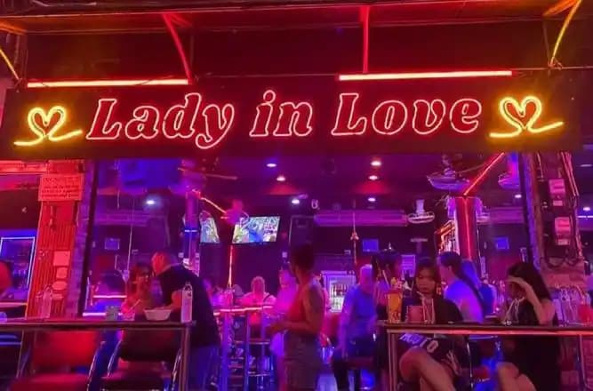 ภาพถ่ายแสดงการตกแต่งภายนอก ภายใน พนักงาน และบรรยากาศของ Lady In Love Bar