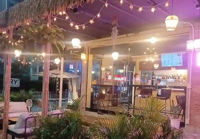 ภาพถ่ายแสดงการตกแต่งภายนอก ภายใน พนักงาน และบรรยากาศของON AIR Bangkok Music bar