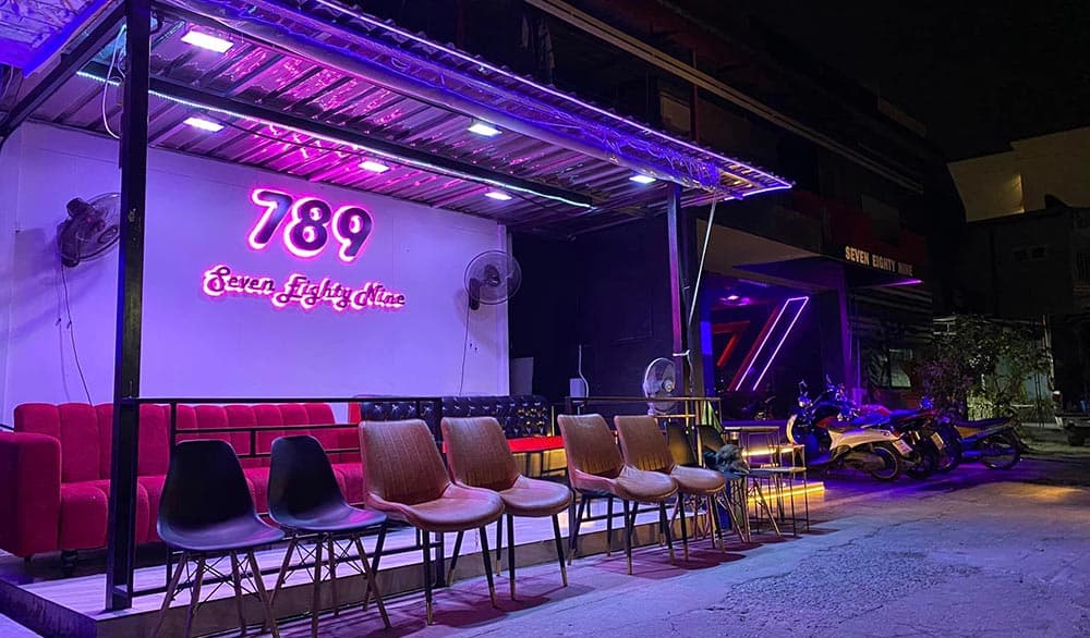 ภาพถ่ายแสดงการตกแต่งภายนอก ภายใน พนักงาน และบรรยากาศของ789 Seven Eighty Nine