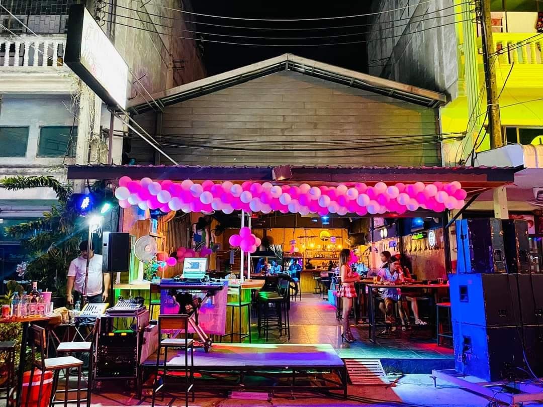 ภาพถ่ายแสดงการตกแต่งภายนอก ภายใน พนักงาน และบรรยากาศของร้าน wanwaan interfood bar&restaurant