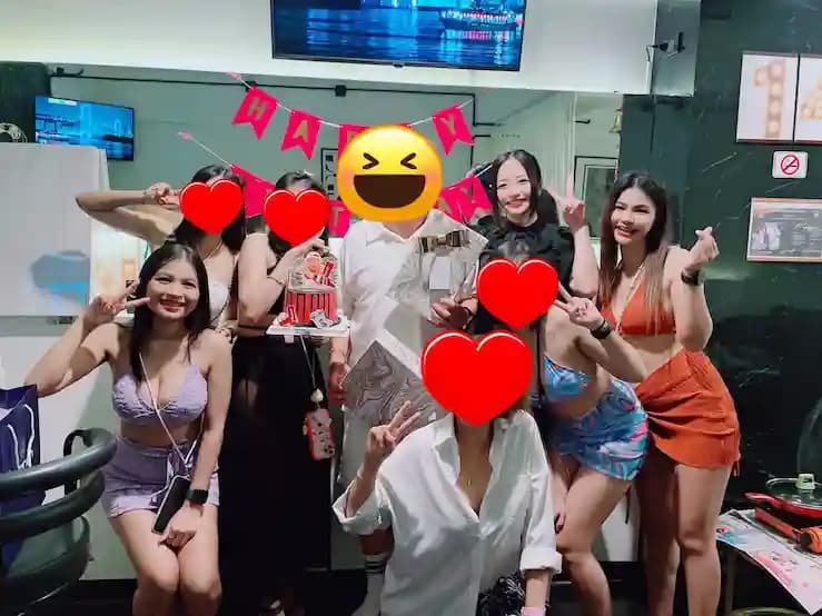 ภาพถ่ายแสดงการตกแต่งภายนอก ภายใน พนักงาน และบรรยากาศของTWENTY FOUR Bangkok