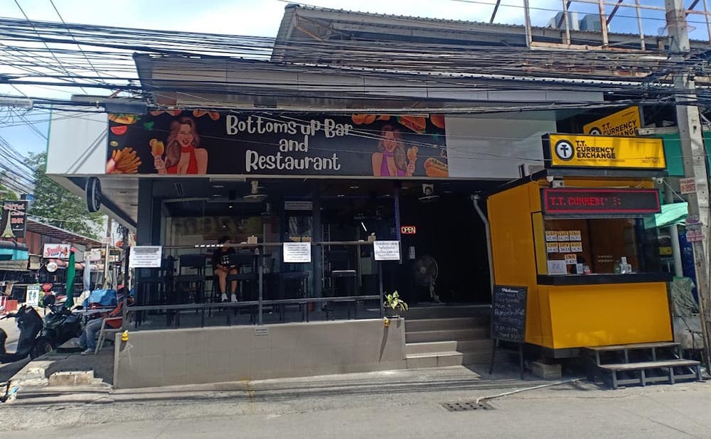 ภาพถ่ายแสดงการตกแต่งภายนอก ภายใน พนักงาน และบรรยากาศของBottoms up Bar and Restaurant