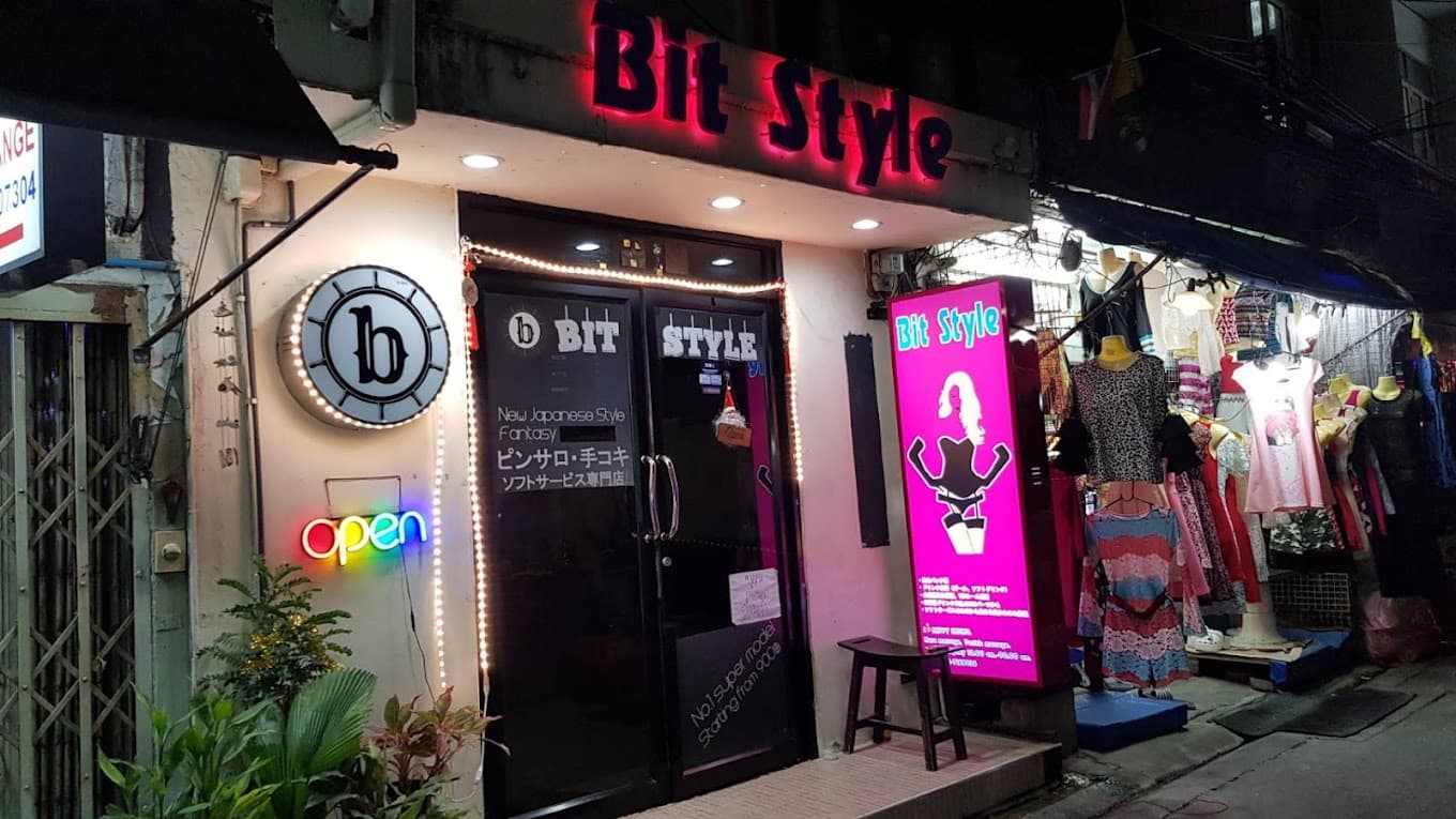 ภาพถ่ายแสดงการตกแต่งภายนอก ภายใน พนักงาน และบรรยากาศของBit Style Bangkok