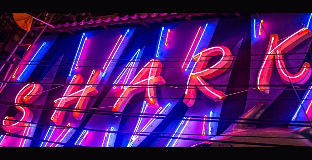 ภาพถ่ายแสดงการตกแต่งภายนอก ภายใน พนักงาน และบรรยากาศของSHARK A GoGo No.0