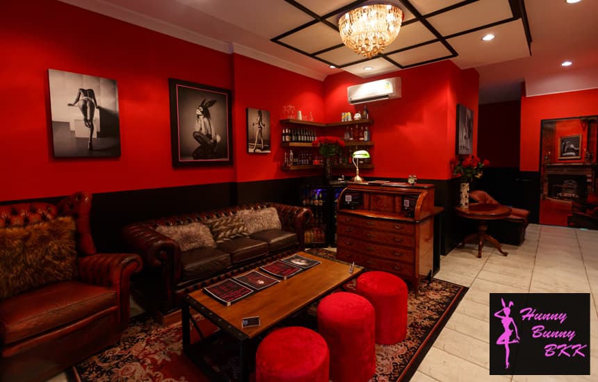 ภาพถ่ายแสดงการตกแต่งภายนอก ภายใน พนักงาน และบรรยากาศของHunny Bunny BKK