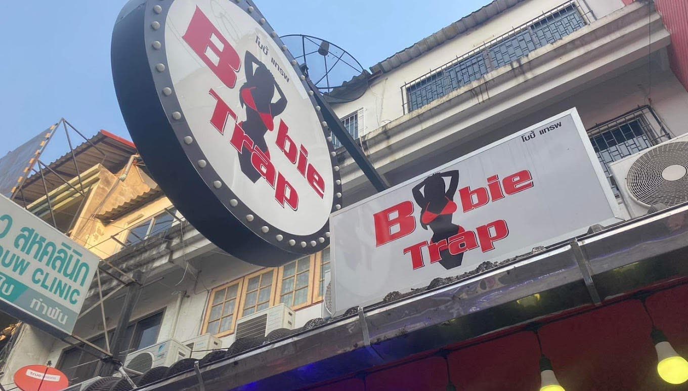 ภาพถ่ายแสดงการตกแต่งภายนอก ภายใน พนักงาน และบรรยากาศของBoobie Trap Bar No.0