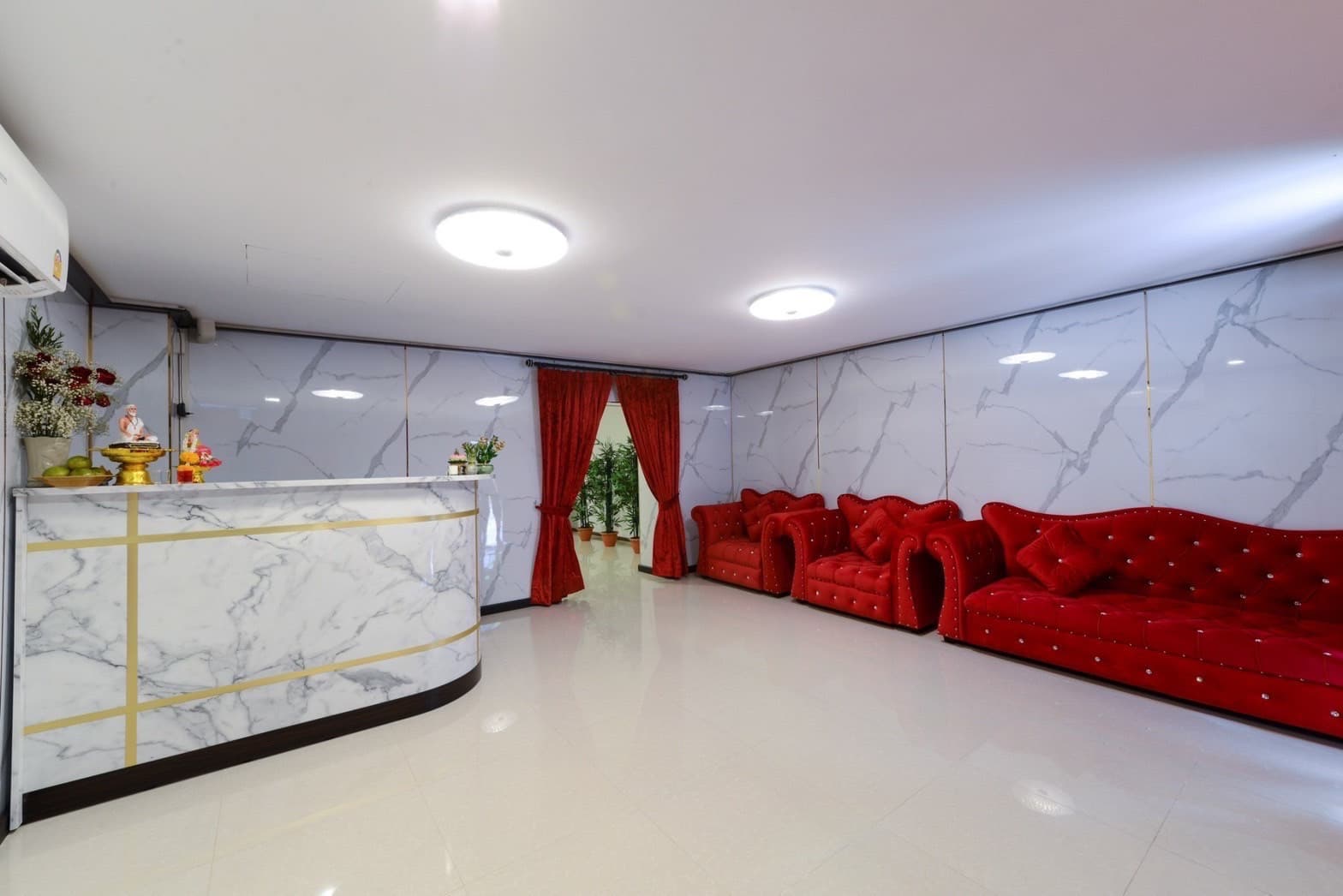 ภาพถ่ายแสดงการตกแต่งภายนอก ภายใน พนักงาน และบรรยากาศของร้าน heaven