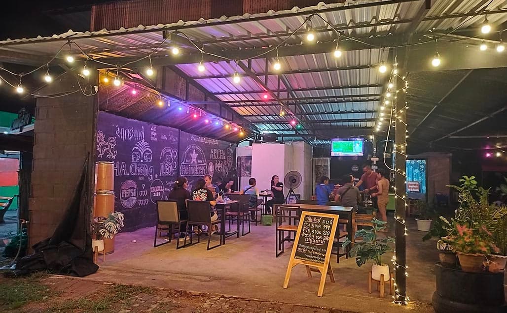 ภาพถ่ายแสดงการตกแต่งภายนอก ภายใน พนักงาน และบรรยากาศของหม่าล่าอินดี้ นั่งชิล No.0