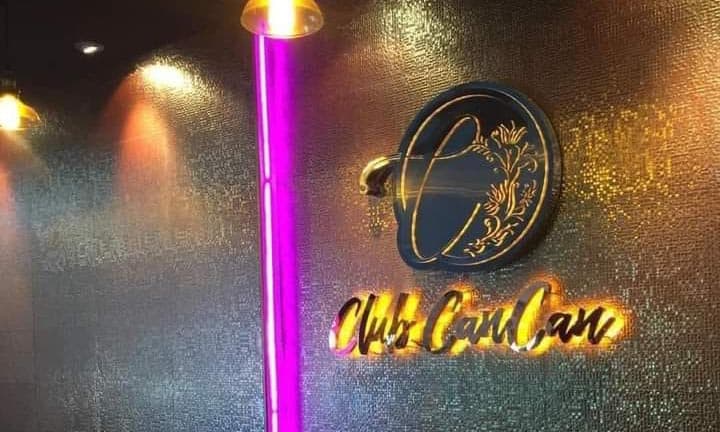 ภาพถ่ายแสดงการตกแต่งภายนอก ภายใน พนักงาน และบรรยากาศของClub CanCan