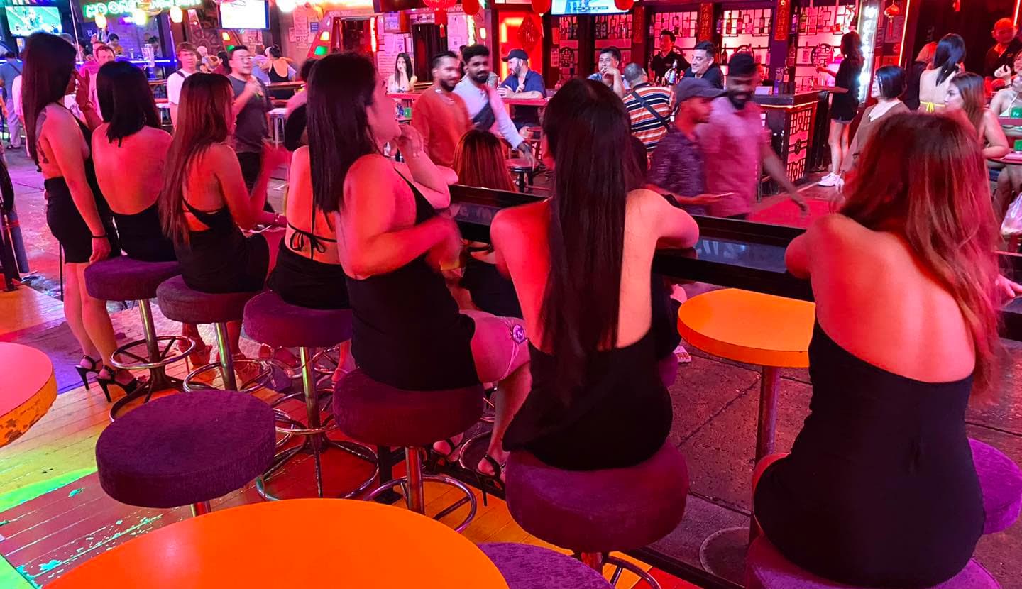 ภาพถ่ายแสดงการตกแต่งภายนอก ภายใน พนักงาน และบรรยากาศของร้าน Doll house Bangkok