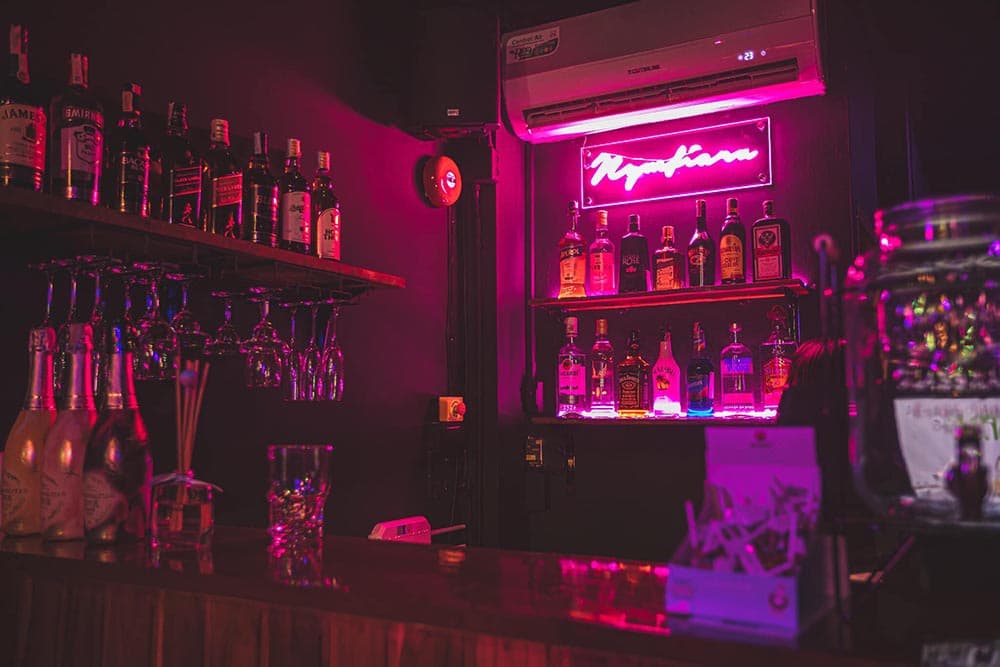 ภาพถ่ายแสดงการตกแต่งภายนอก ภายใน พนักงาน และบรรยากาศของNymfiara Bar