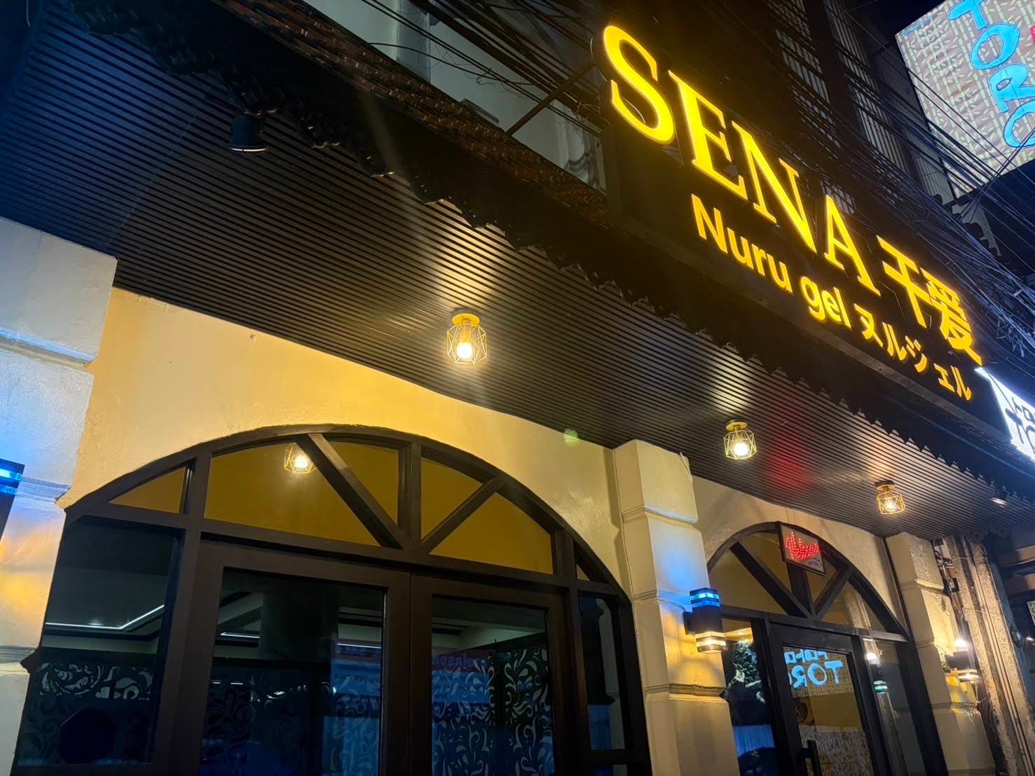 ภาพถ่ายแสดงการตกแต่งภายนอก ภายใน พนักงาน และบรรยากาศของSena nul massage สุขุมวิท33