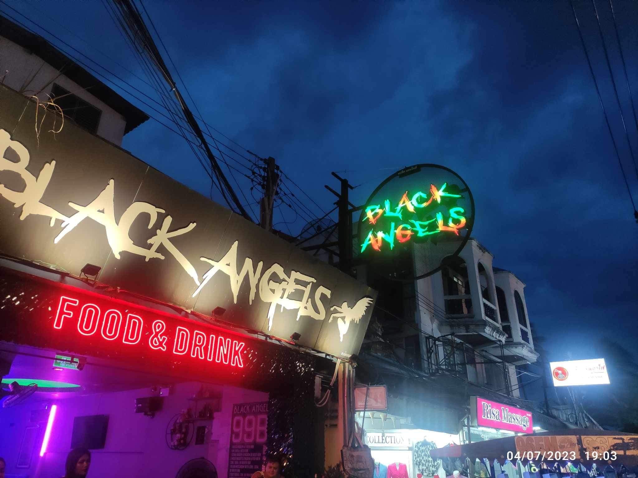 ภาพถ่ายแสดงการตกแต่งภายนอก ภายใน พนักงาน และบรรยากาศของBlack Angel bar soi 7 Pattaya