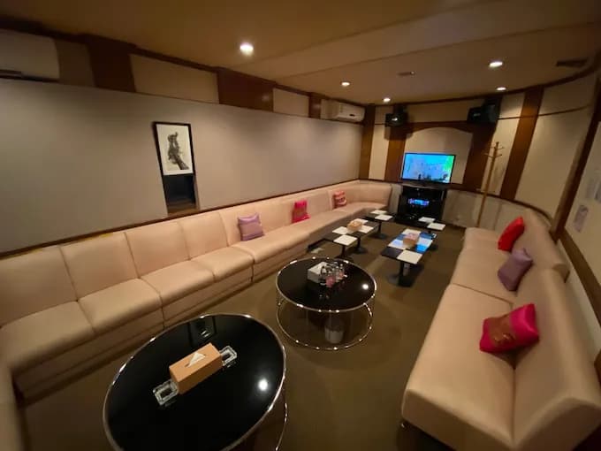 ภาพถ่ายแสดงการตกแต่งภายนอก ภายใน พนักงาน และบรรยากาศของCLUB LINE ทองหล่อ ซอย 13