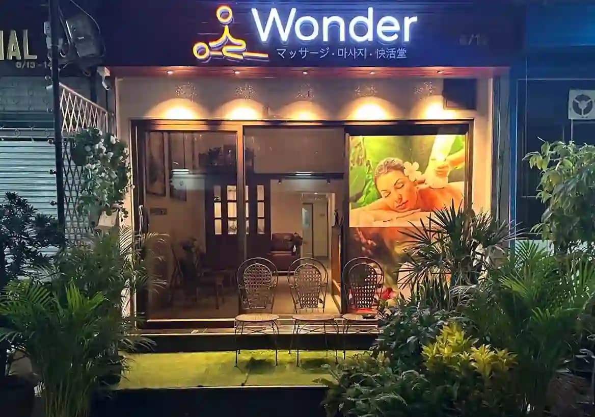 ภาพถ่ายแสดงการตกแต่งภายนอก ภายใน พนักงาน และบรรยากาศของWonder Massage