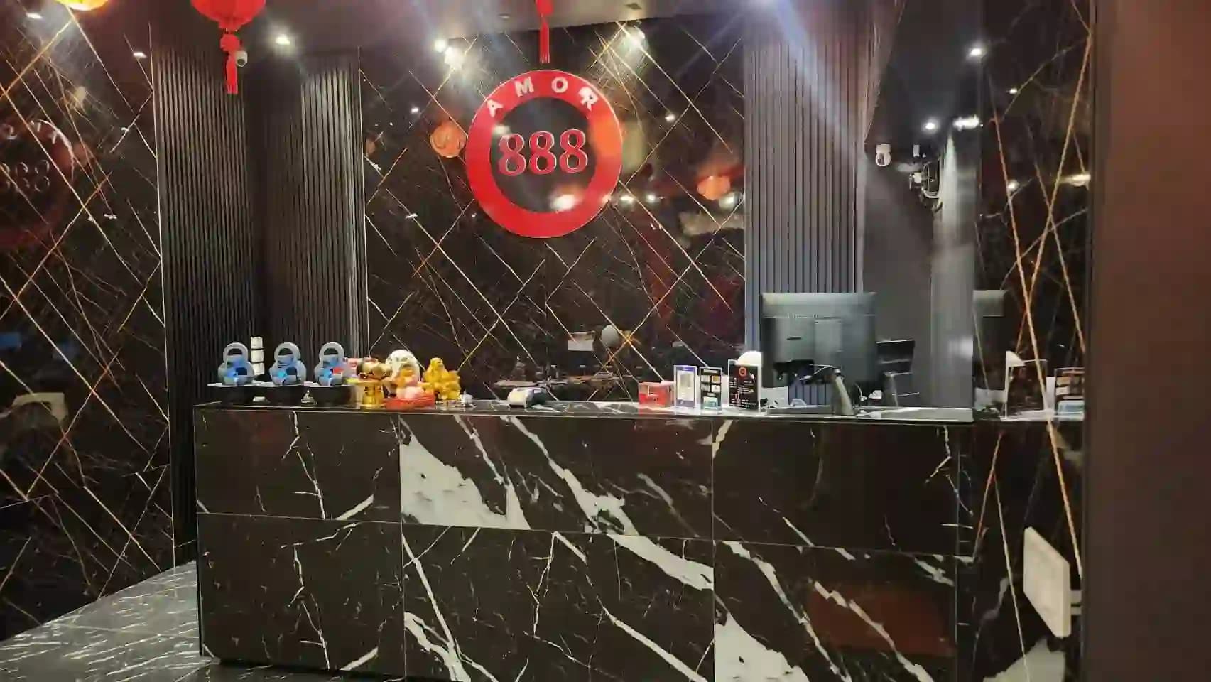 ภาพถ่ายแสดงการตกแต่งภายนอก ภายใน พนักงาน และบรรยากาศของAMOR888 สุขุมวิท ซอย 18