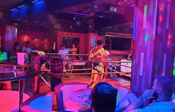 ภาพถ่ายแสดงการตกแต่งภายนอก ภายใน พนักงาน และบรรยากาศของPink Panther ถนนพัฒน์พงศ์