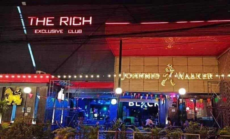 ภาพถ่ายแสดงการตกแต่งภายนอก ภายใน พนักงาน และบรรยากาศของThe Rich exclusive club