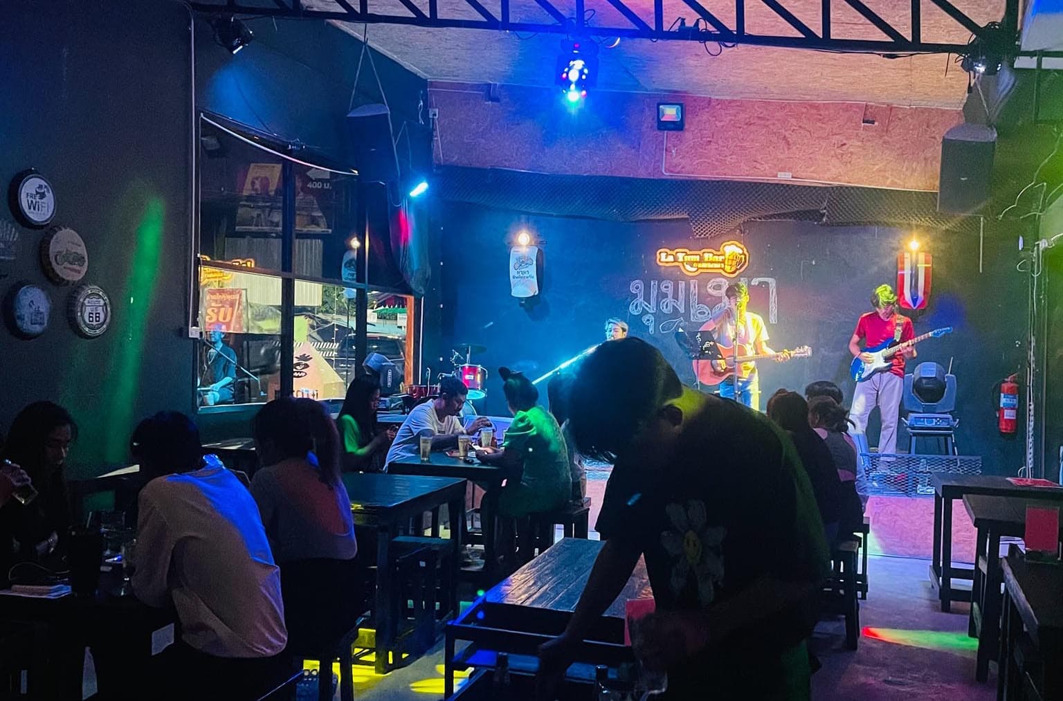 ภาพถ่ายแสดงการตกแต่งภายนอก ภายใน พนักงาน และบรรยากาศของร้าน มุมเมา ละยำบาร์ LaYumBar No.0