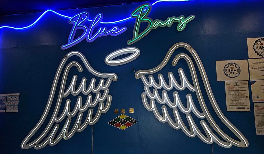 ภาพถ่ายแสดงการตกแต่งภายนอก ภายใน พนักงาน และบรรยากาศของBlue Bar No.0
